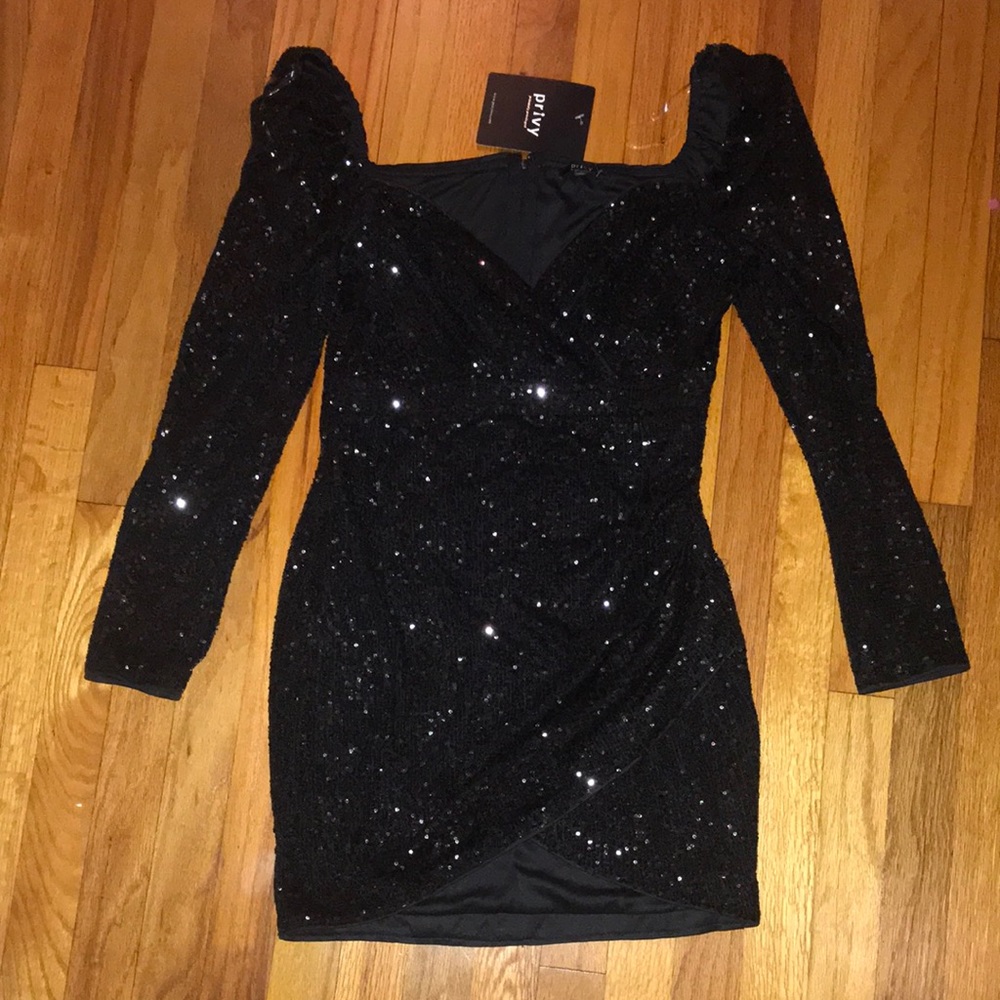 Black Short Dress With Sequins And Long Sleeves